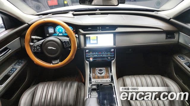 Jaguar XF (X260) 25t Portfolio, 2017 7