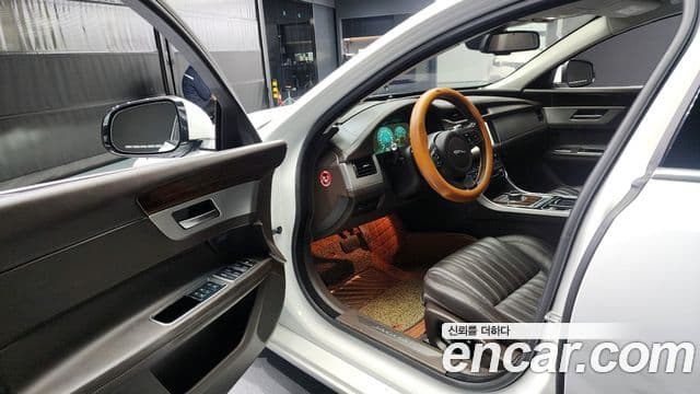Jaguar XF (X260) 25t Portfolio, 2017 10