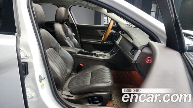 Jaguar XF (X260) 25t Portfolio, 2017 11