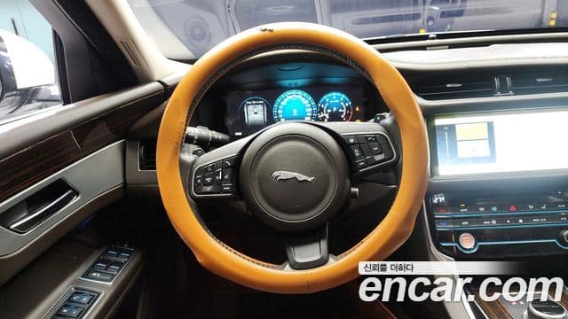 Jaguar XF (X260) 25t Portfolio, 2017 13