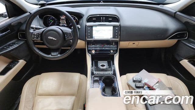 Jaguar XE Prestige, 2016 7