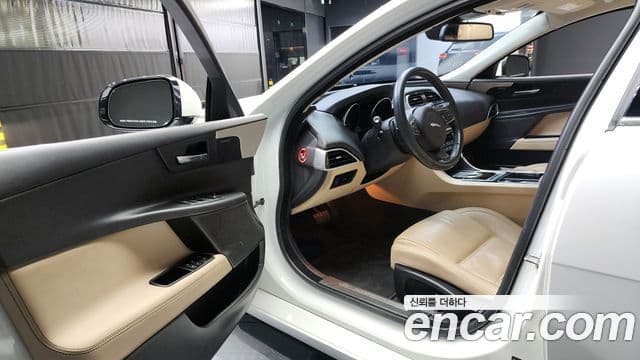 Jaguar XE Prestige, 2016 10