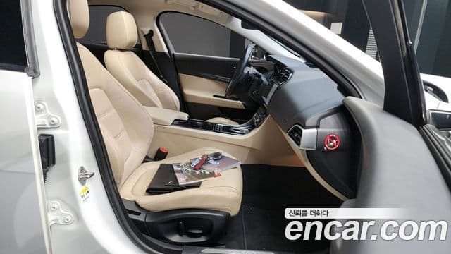 Jaguar XE Prestige, 2016 11