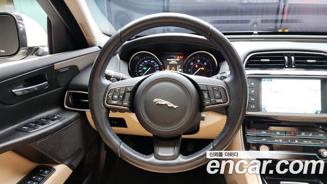 Jaguar XE Prestige, 2016 13