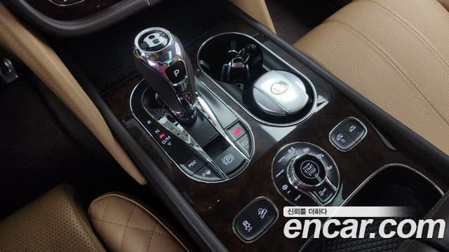 Bentley Bentayga, 2018 9