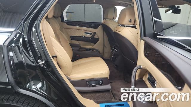 Bentley Bentayga, 2018 12