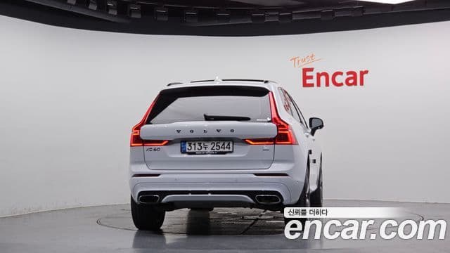 Volvo XC60 2세대 T8 R-Design, 2021 4