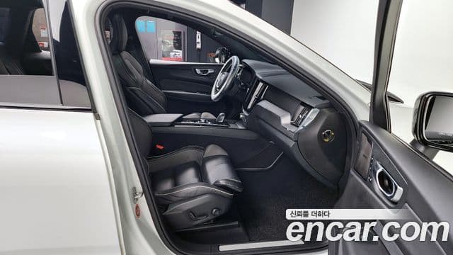 Volvo XC60 2세대 T8 R-Design, 2021 11