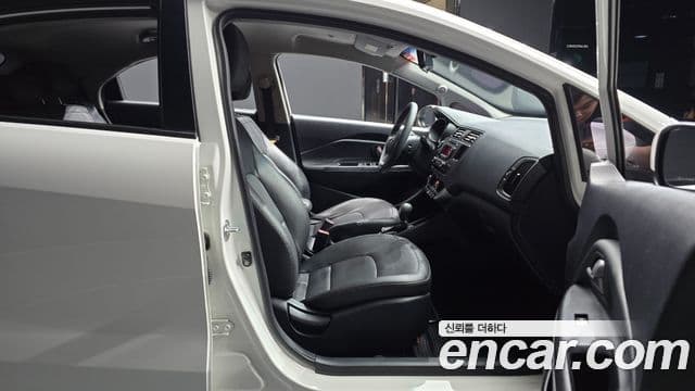 Kia All New Pride Prestige, 2013 10