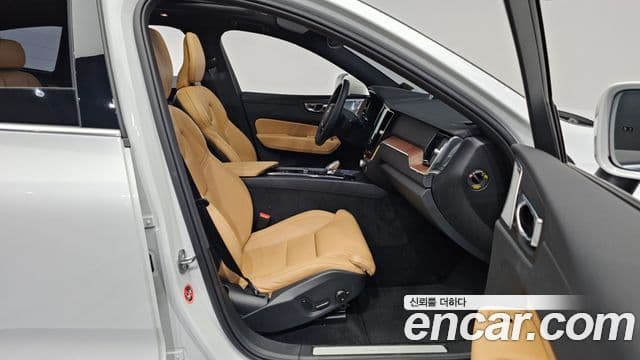 Volvo XC60 2세대 B5 Ultra Bright, 2025 11