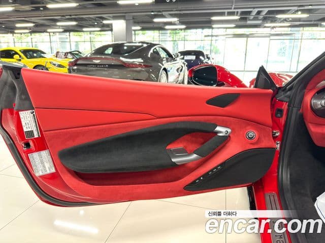 Ferrari F8 스파이더 3.9 V8, 2022 9
