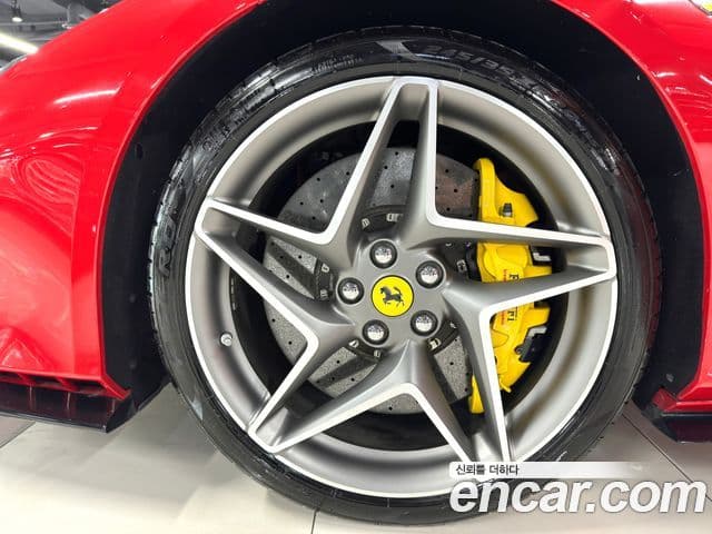 Ferrari F8 스파이더 3.9 V8, 2022 17