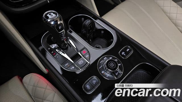 Bentley Bentayga, 2017 9