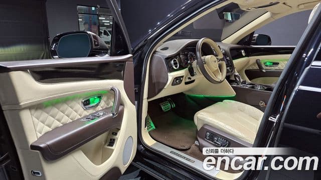 Bentley Bentayga, 2017 11