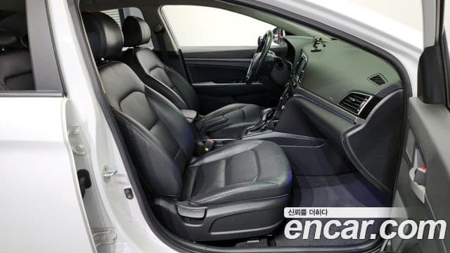 Hyundai Avante AD 1.6 e-VGT Smart, 2017 11