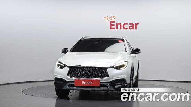 Infiniti QX30 2.0 Essential AWD, 2019 3