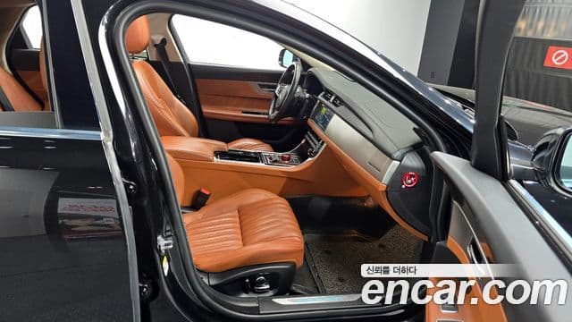 Jaguar XF (X260) 20d Portfolio AWD, 2019 6