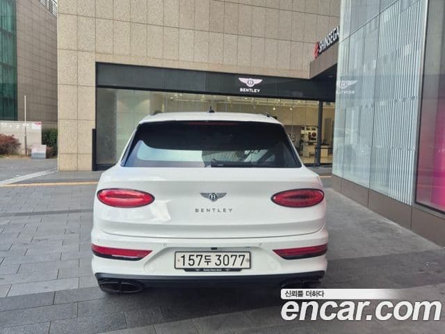 Bentley Bentayga 4.0 V8 Azure, 2023 4