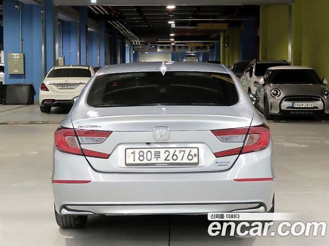 Honda Accord 10세대 2.0 гибрид Туринг (Touring), 2019 3