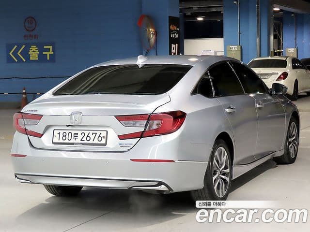 Honda Accord 10세대 2.0 гибрид Туринг (Touring), 2019 4