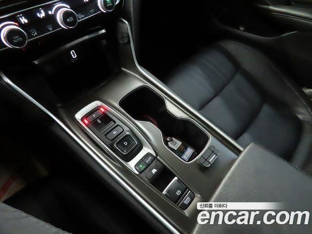 Honda Accord 10세대 2.0 гибрид Туринг (Touring), 2019 13