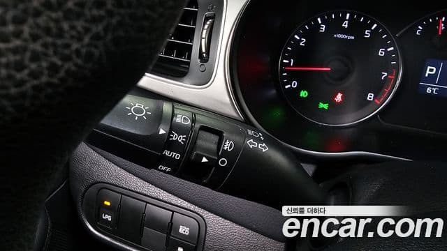 Kia All New Carens 2.0 LPi Trendy, 2016 17