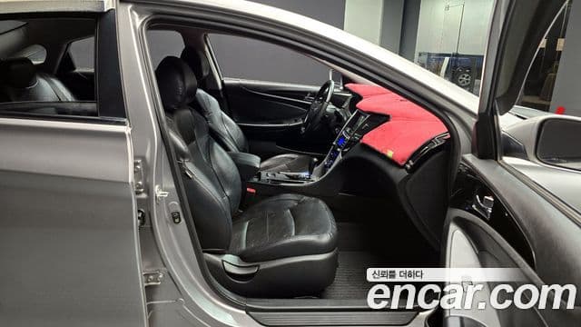 Hyundai YF Sonata чёрный, 2011 10