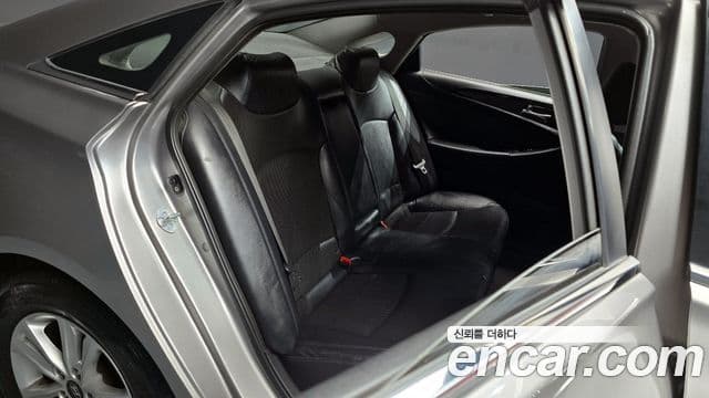 Hyundai YF Sonata чёрный, 2011 13