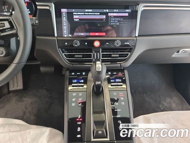 Porsche Macan 95B, 2023 15