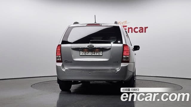 Kia Carnival R Premium, 2013 4