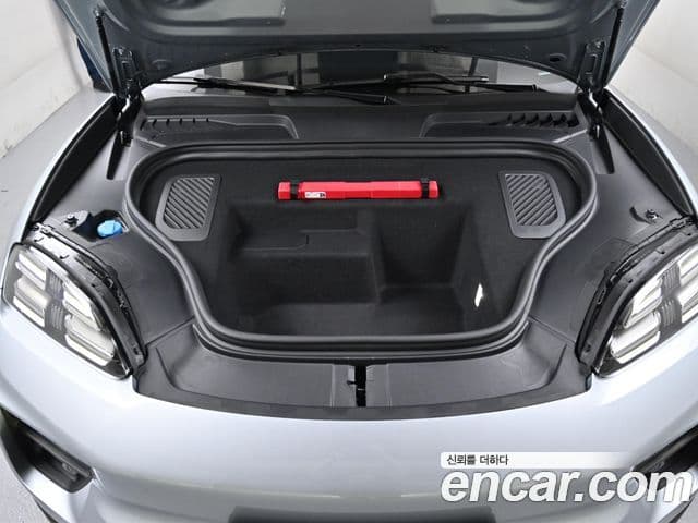 Porsche Macan EV 4S, 2025 6