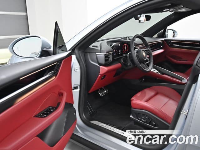 Porsche Macan EV 4S, 2025 10