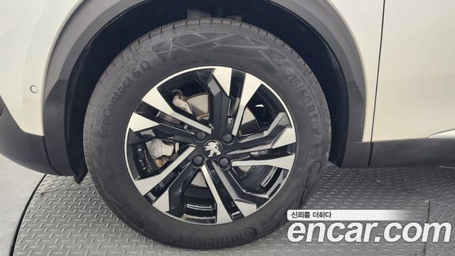 Peugeot e-2008 2세대 EV GT, 2023 все фото