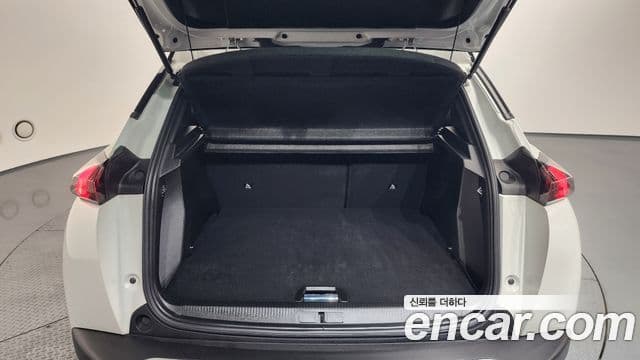 Peugeot e-2008 2세대 EV GT, 2023 20