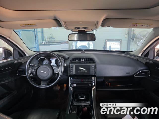 Jaguar XE Prestige, 2016 3