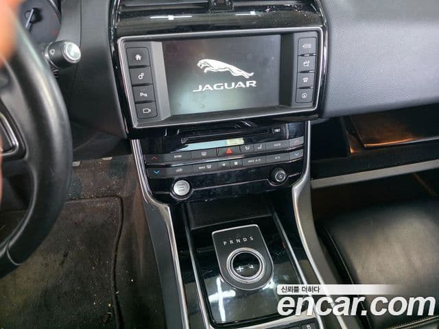 Jaguar XE Prestige, 2016 15