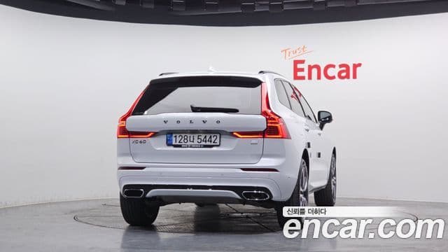 Volvo XC60 2세대 T8 R-Design, 2021 4