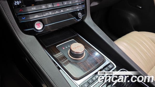 Jaguar F-PACE 20d Portfolio, 2018 9