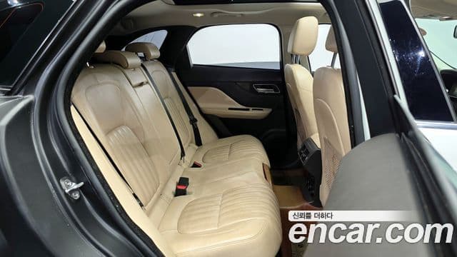 Jaguar F-PACE 20d Portfolio, 2018 12