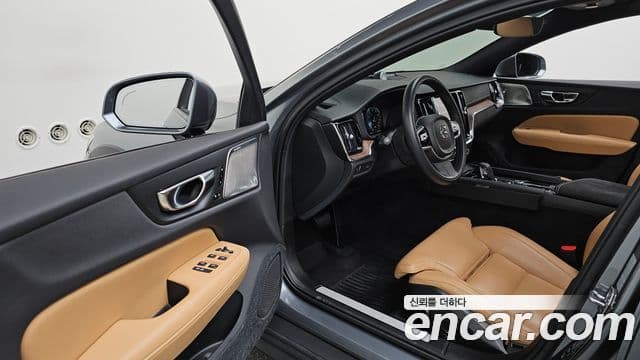 Volvo V60 Cross Country 2세대 B5 Pro AWD, 2021 10