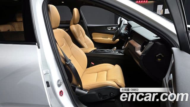 Volvo XC60 2세대 B6 Ultimate Bright, 2024 10
