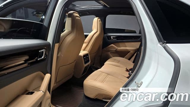 Porsche Cayenne (PO536), 2020 13