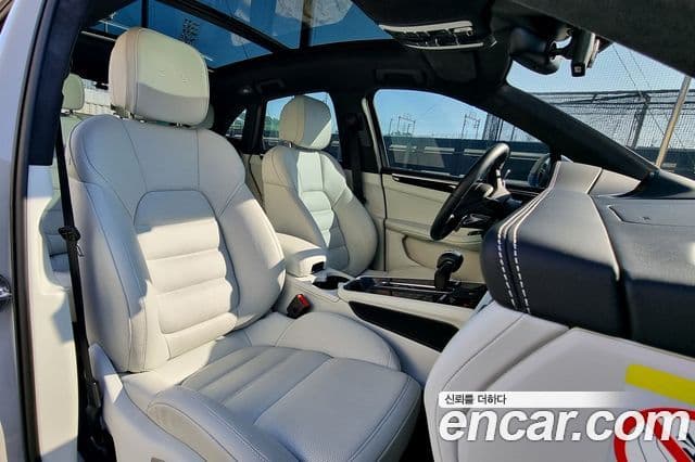 Porsche Macan 95B, 2023 13