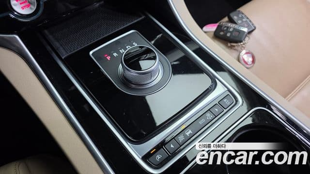 Jaguar XE Prestige, 2016 9