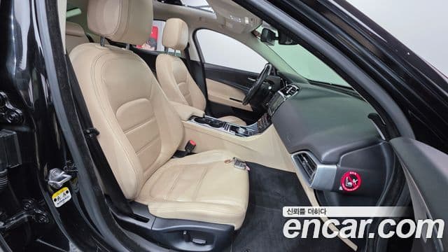 Jaguar XE Prestige, 2016 10