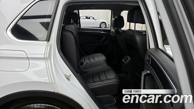 Volkswagen Tiguan 2세대 Premium, 2023 12