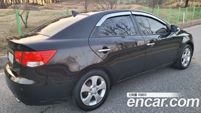 Kia Forte чёрный, 2010 4