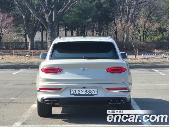 Bentley Bentayga 4.0 V8 Azure, 2023 4