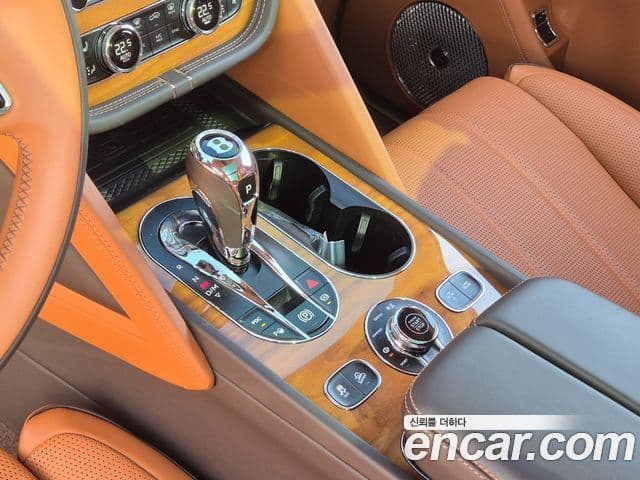 Bentley Bentayga 4.0 V8 Azure, 2023 9