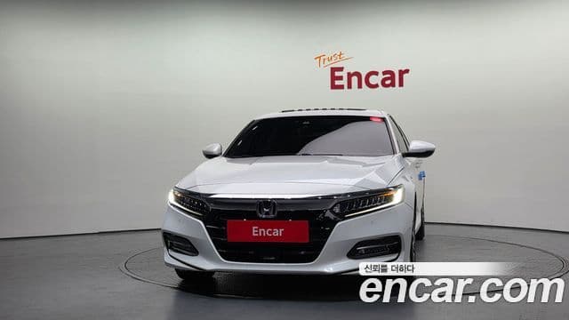 Honda Accord 10세대 2.0 гибрид Туринг (Touring), 2018 3